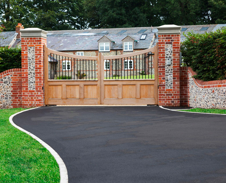 Beautiful-wooden-driveway-gates-west-Oxfordshire-installed
