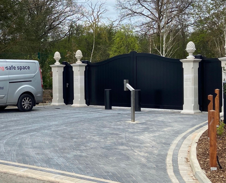 Residential-Aluminium-Driveway-Gates-Installation-Oxfordshire