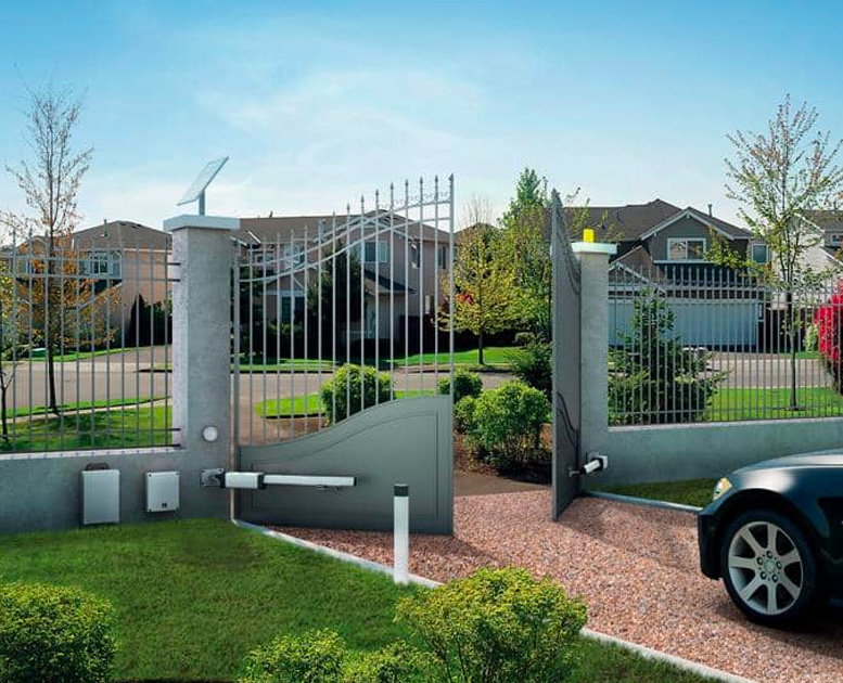Residential-Automatic-Gate-Installation-with-security-fencing-Oxfordshire